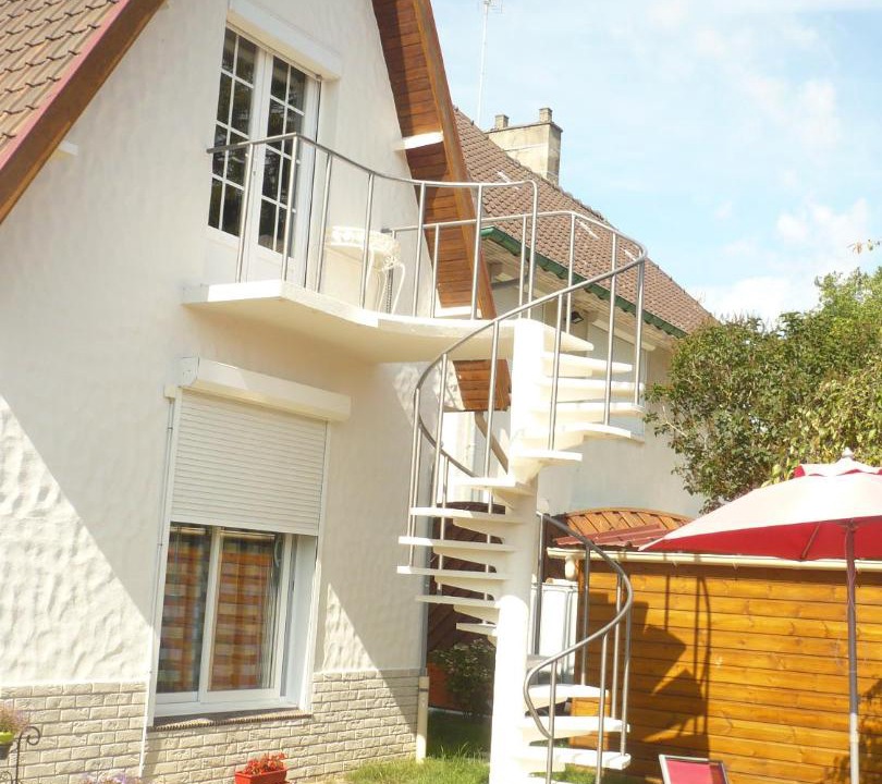 Photo of Buildings in Marconne