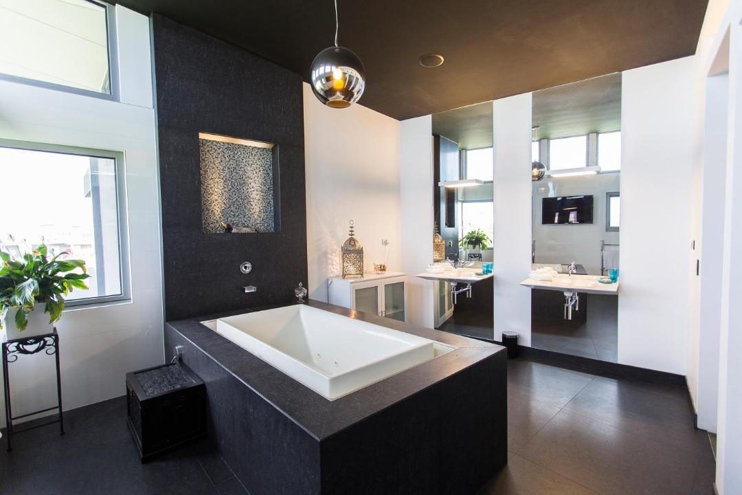 Photo of Bathroom in Indented Head