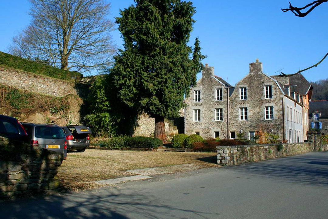 Photo of Buildings in Lehon
