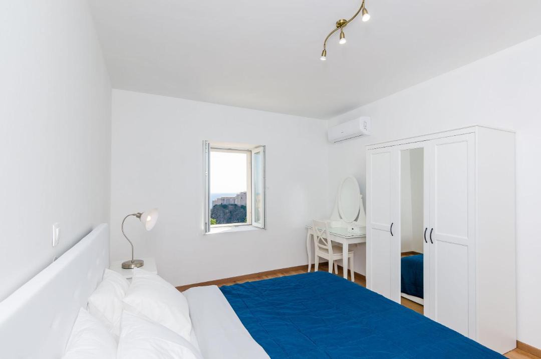 Photo of Bedroom in Pile