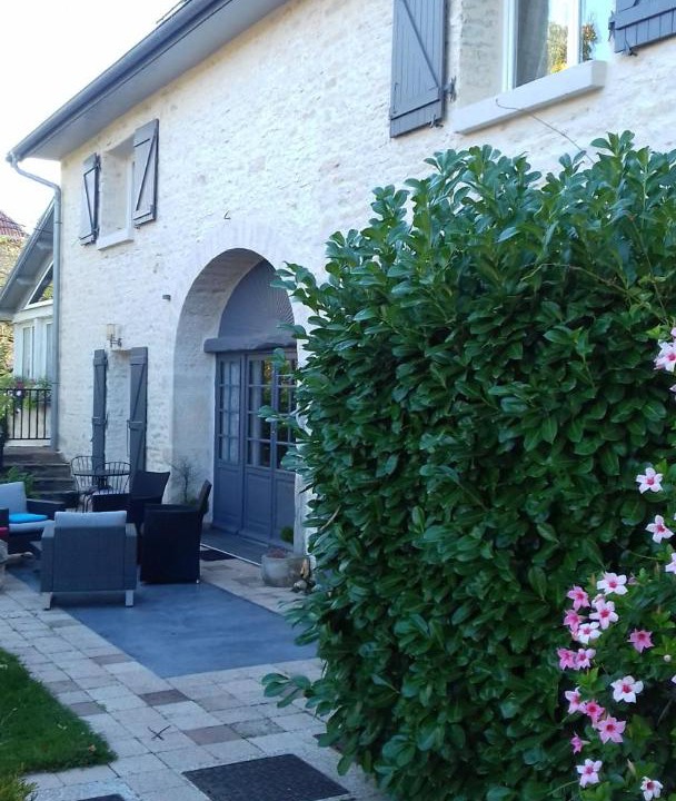 Photo of Others in Hugier