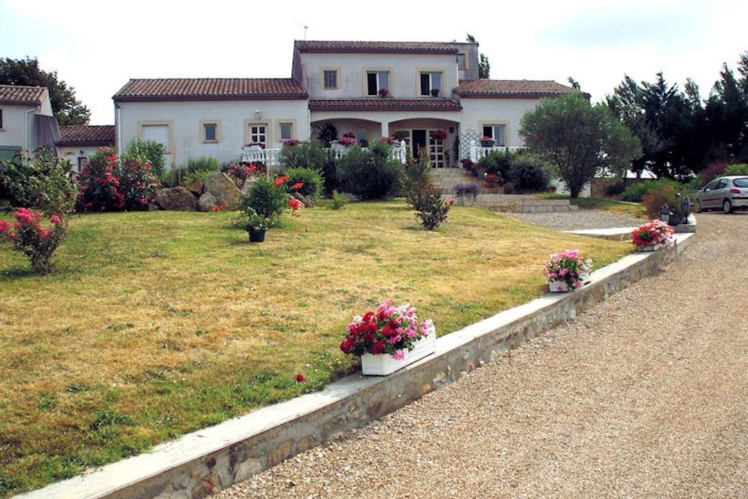 Photo of Others in Issel