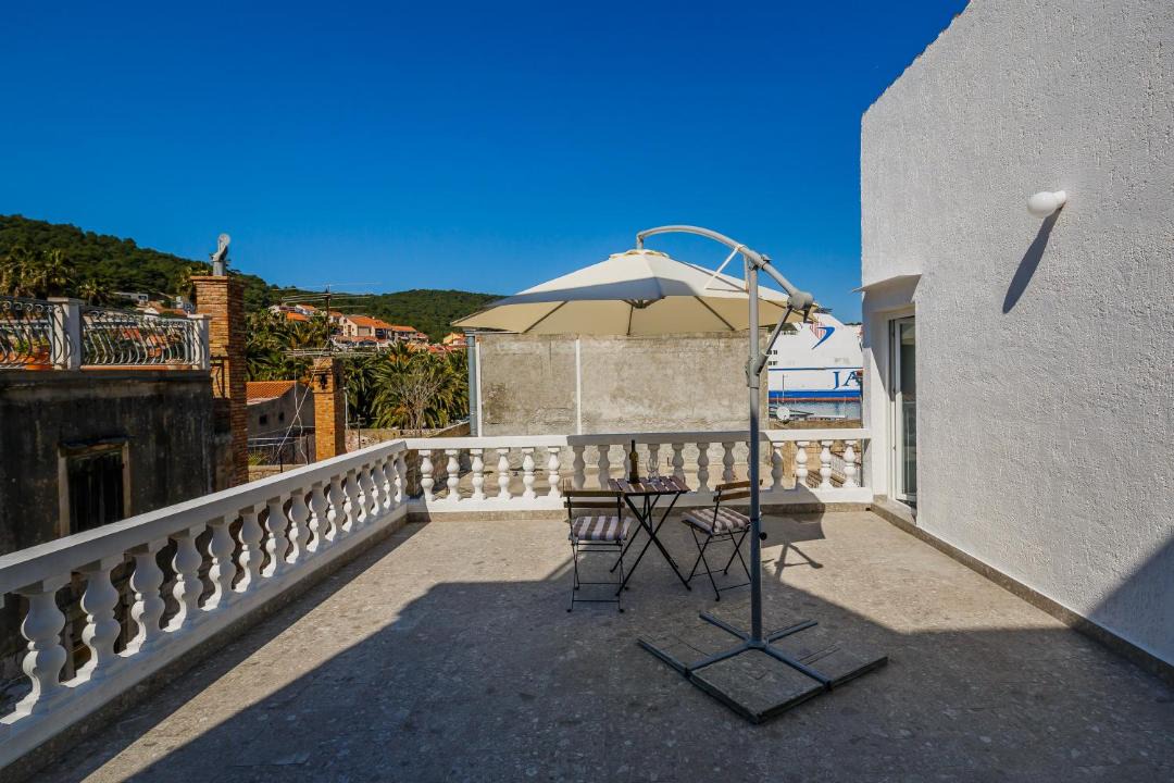 Photo of Others in Vis