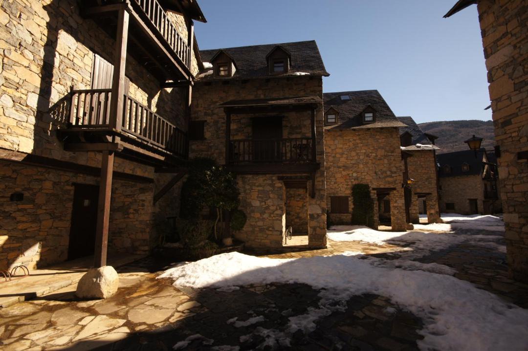 Photo of Buildings in Linsoles