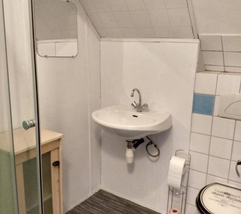 Photo of Bathroom in Menil-Vin