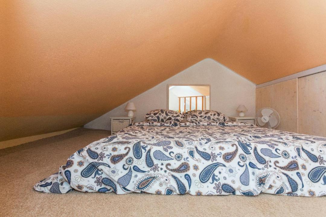 Photo of Bedroom in Pile