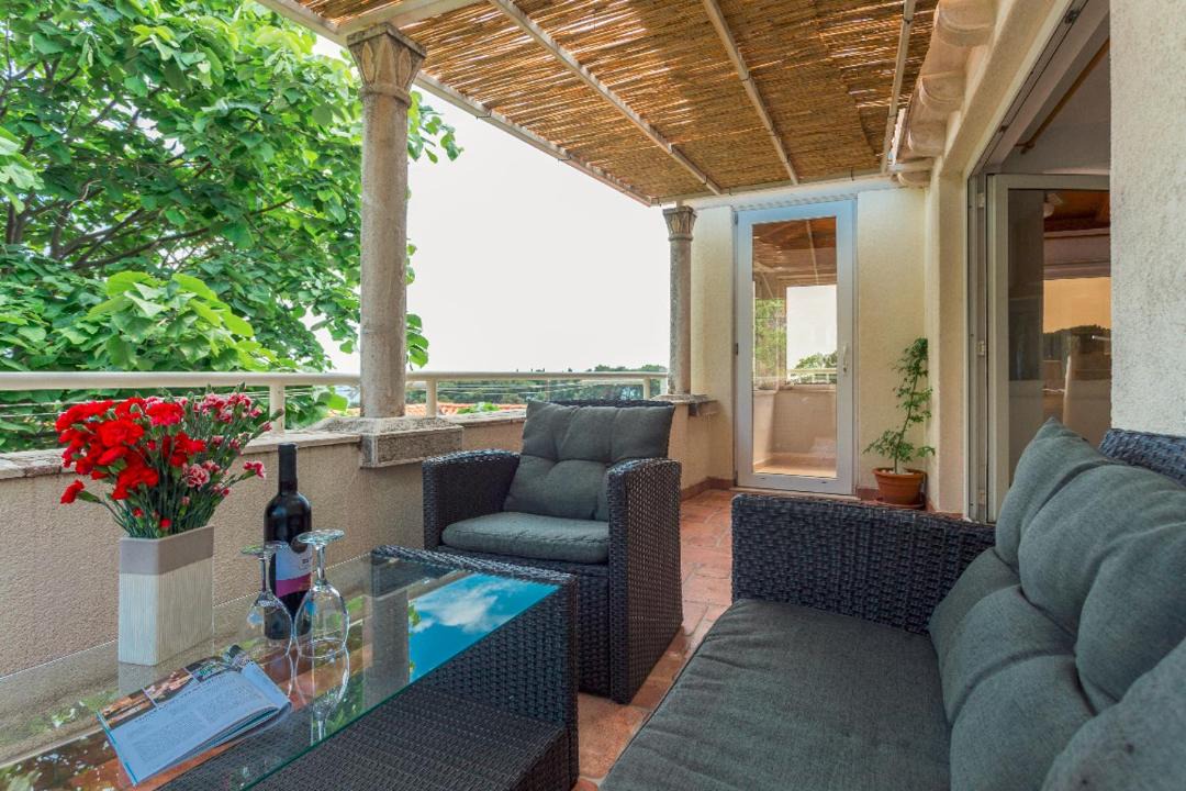 Photo of Patio Balcony in Pile
