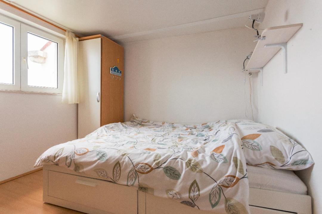 Photo of Bedroom in Pile