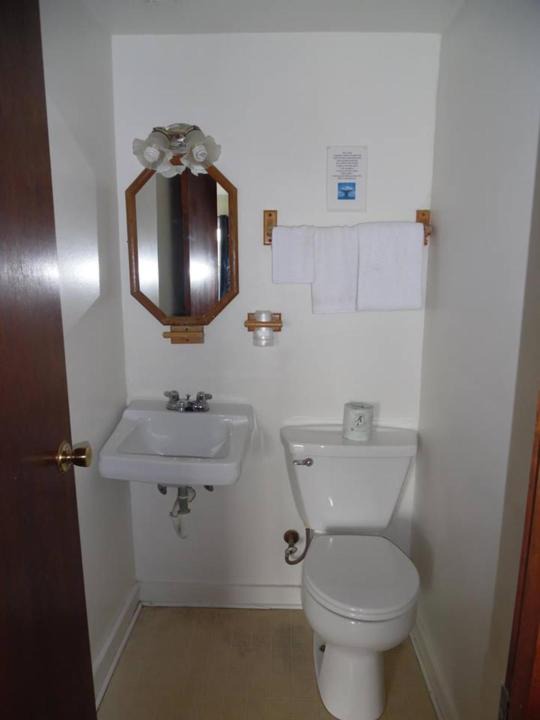 Photo of Bathroom in Wachapreague