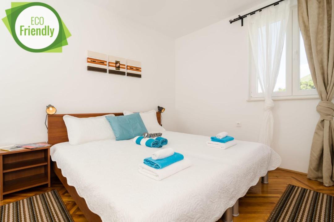 Photo of Bedroom in Pile