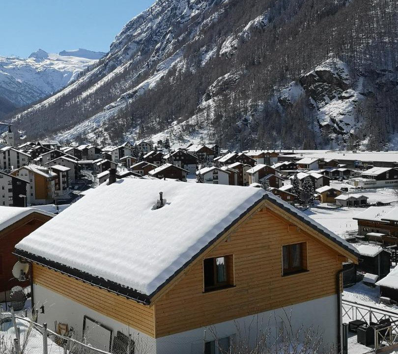 Photo of Buildings in Taesch