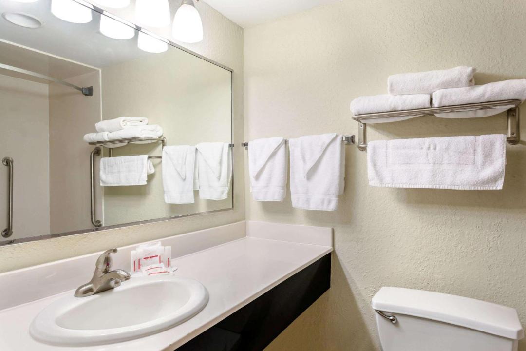 Photo of Bathroom in Luling