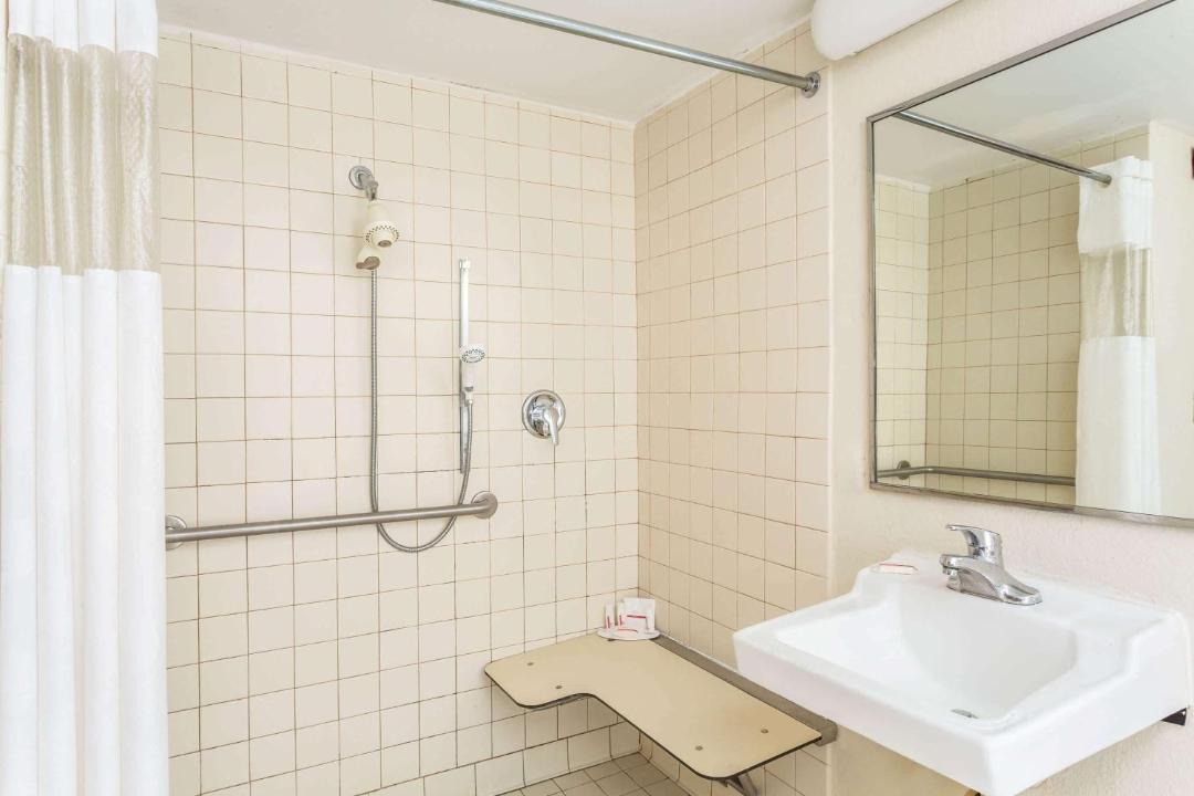Photo of Bathroom in Luling