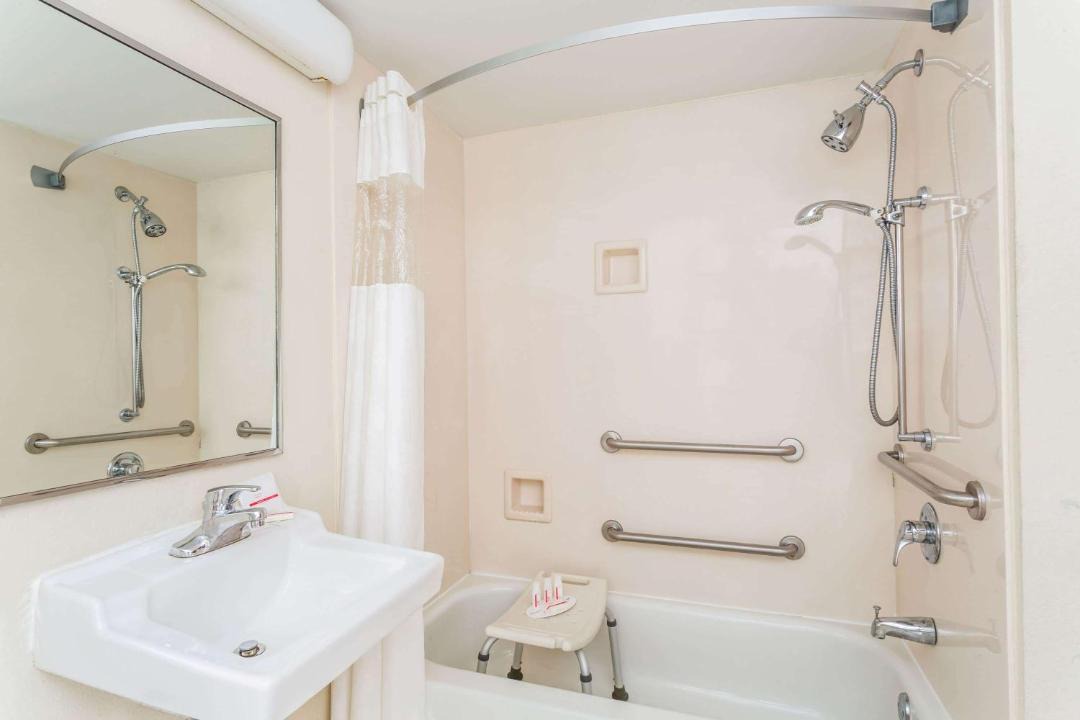 Photo of Bathroom in Luling