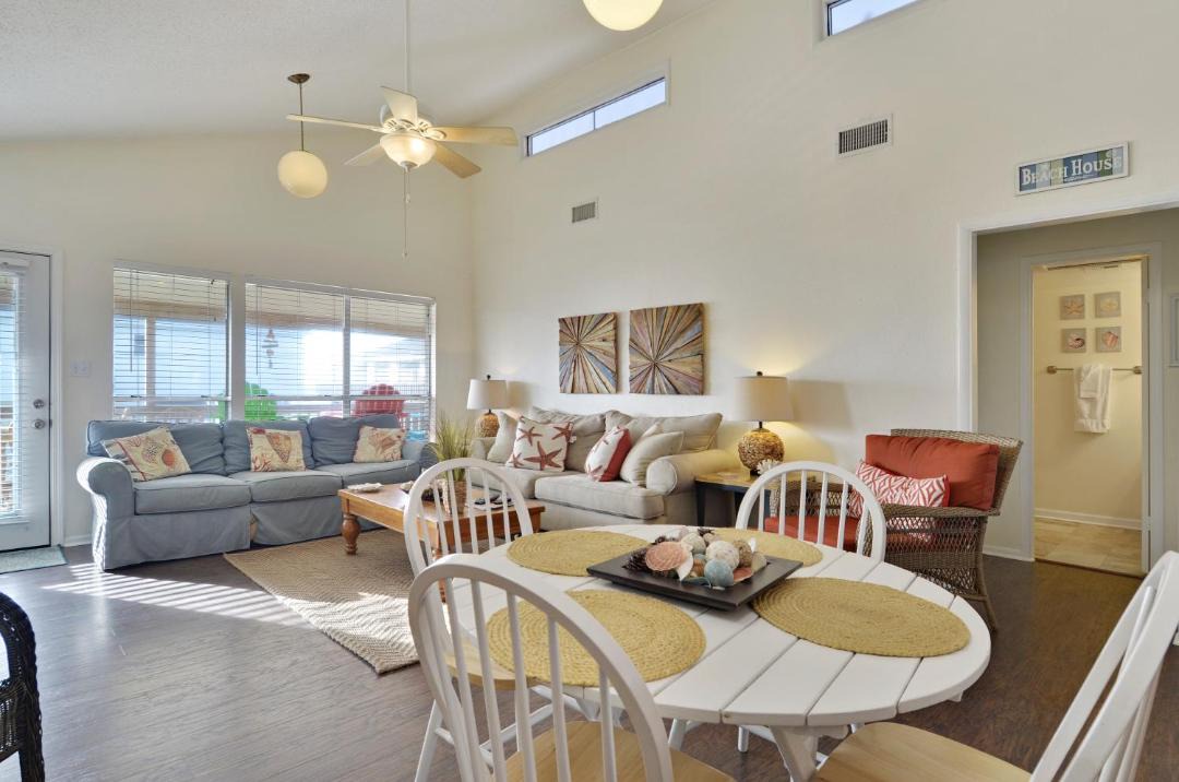 Photo of Livingroom in Bermuda Beach