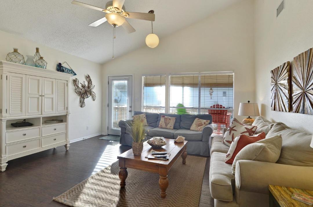 Photo of Livingroom in Bermuda Beach
