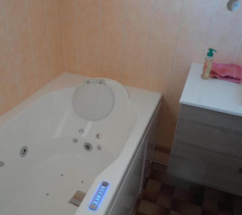 Photo of Bathroom in Pin - Vert Galant