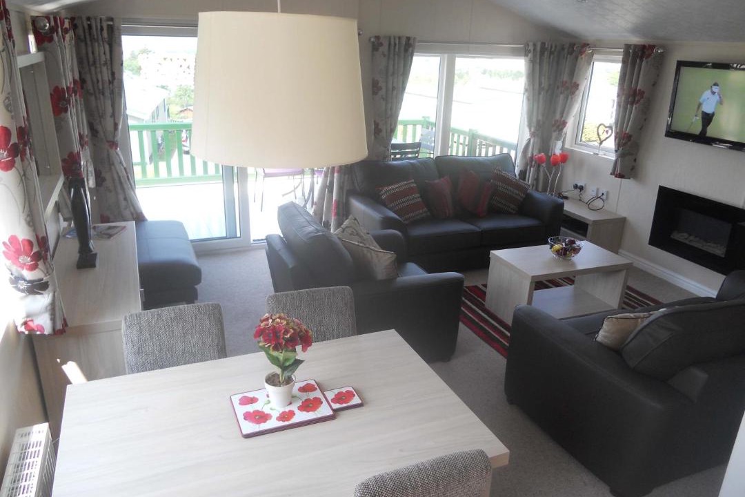 Photo of Livingroom in White Cross