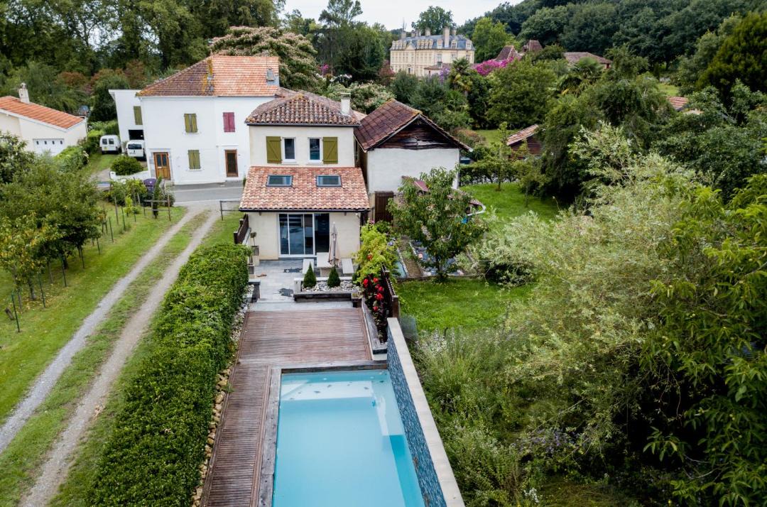 Photo of Buildings in Amou