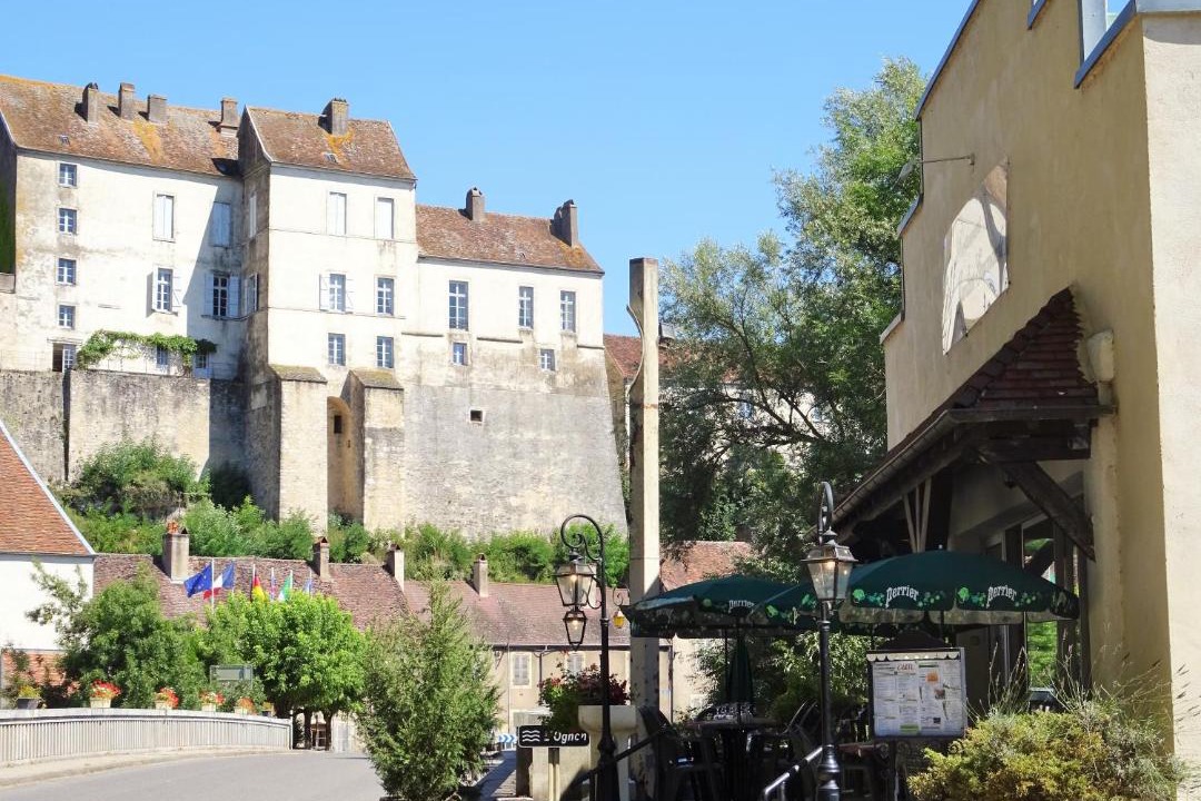 Photo of Buildings in Pesmes