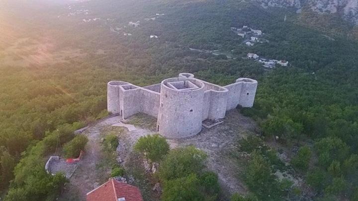 Photo of Buildings in Drivenik