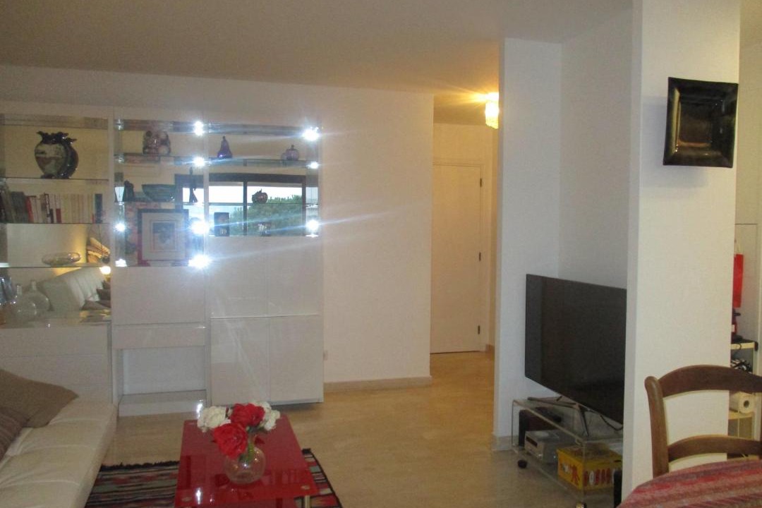 Photo of Livingroom in California - Pezou