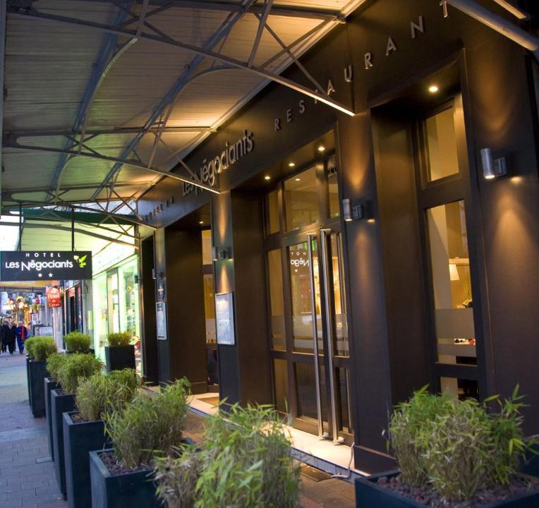 Photo of Others in Valence