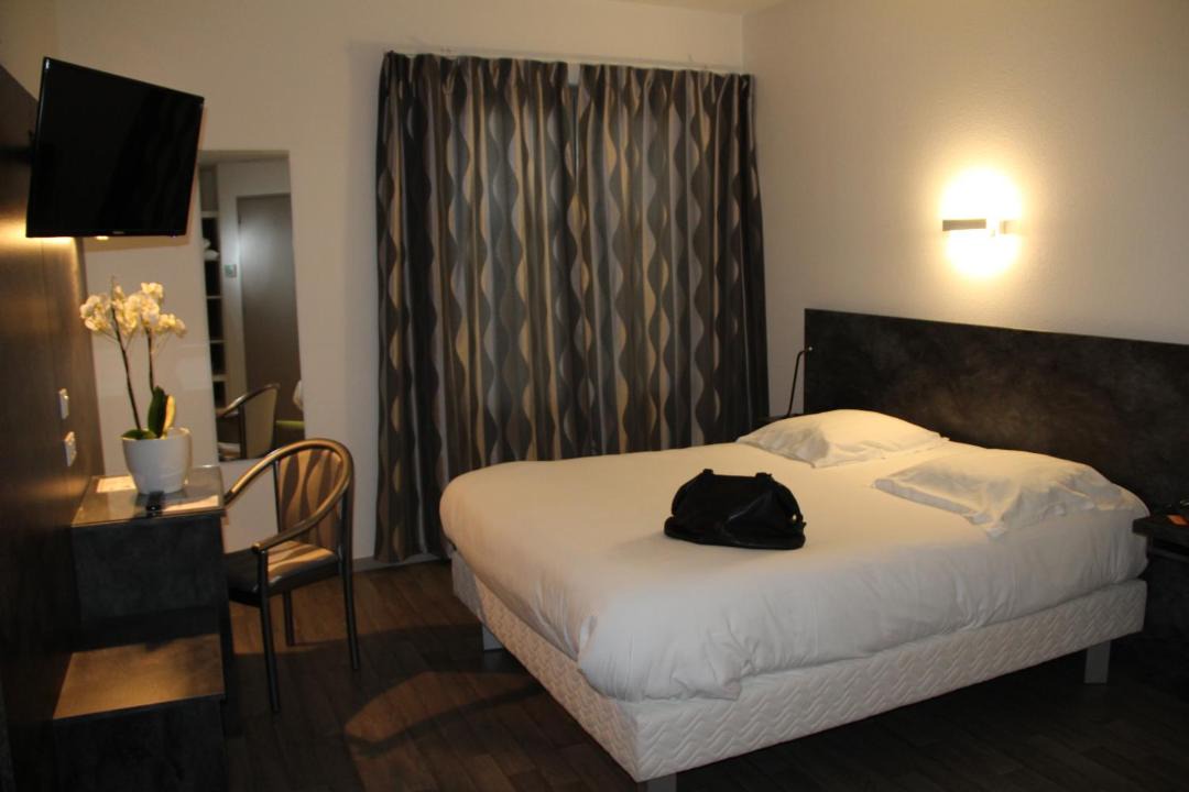 Photo of Others in Valence