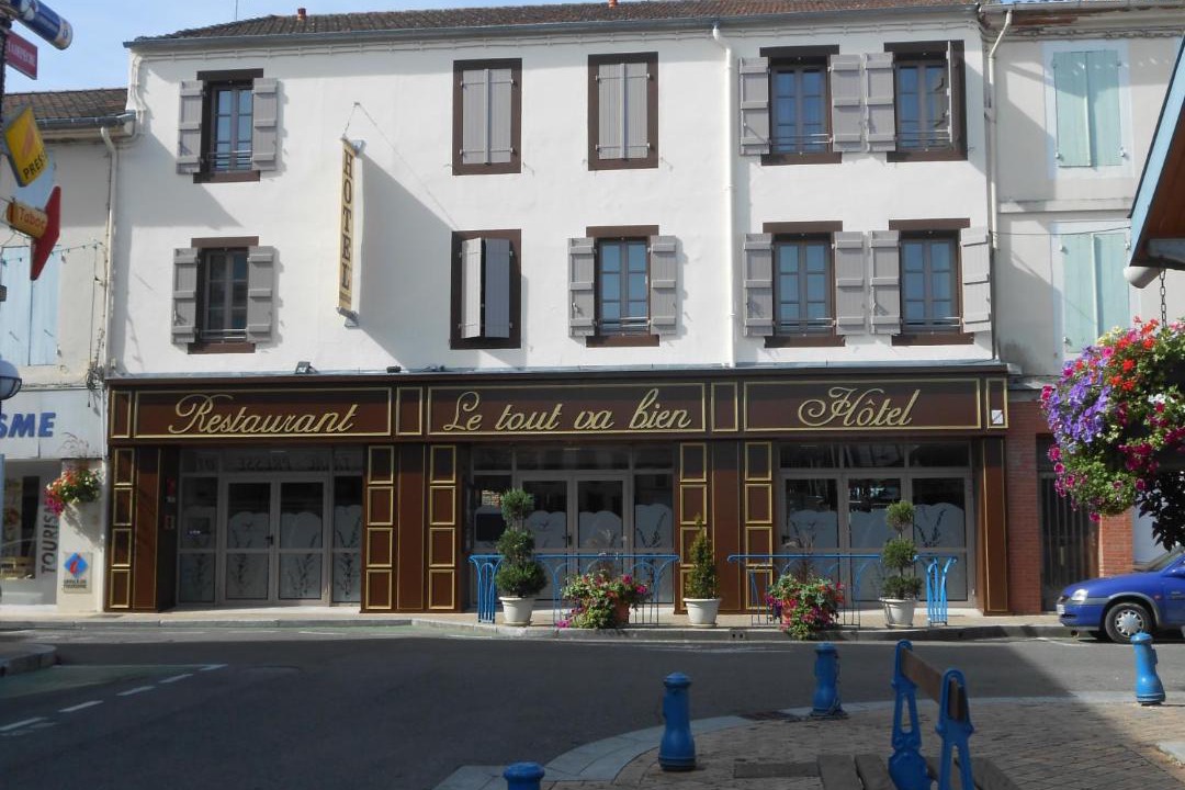 Photo of Others in Valence