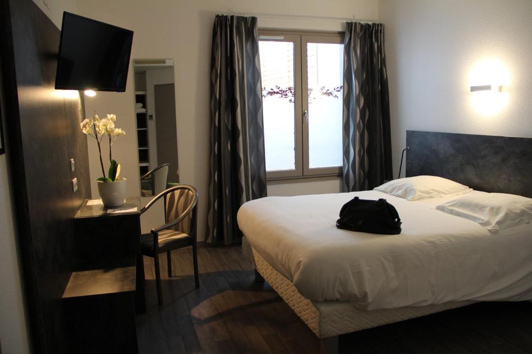 Photo of Others in Valence