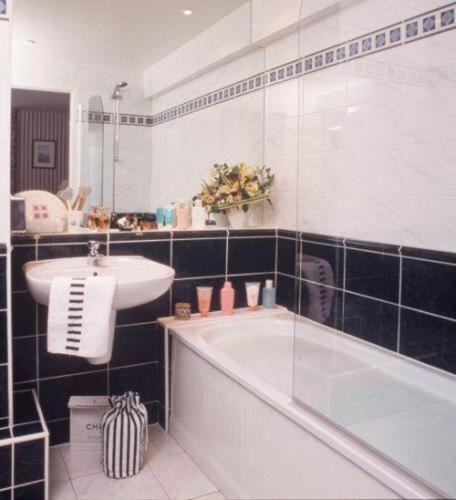 Photo of Bathroom in Quartier de la Plaine-de-Monceaux