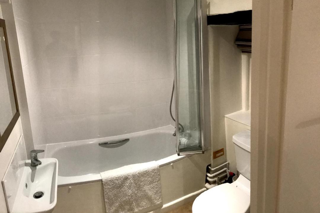 Photo of Bathroom in Farthinghoe