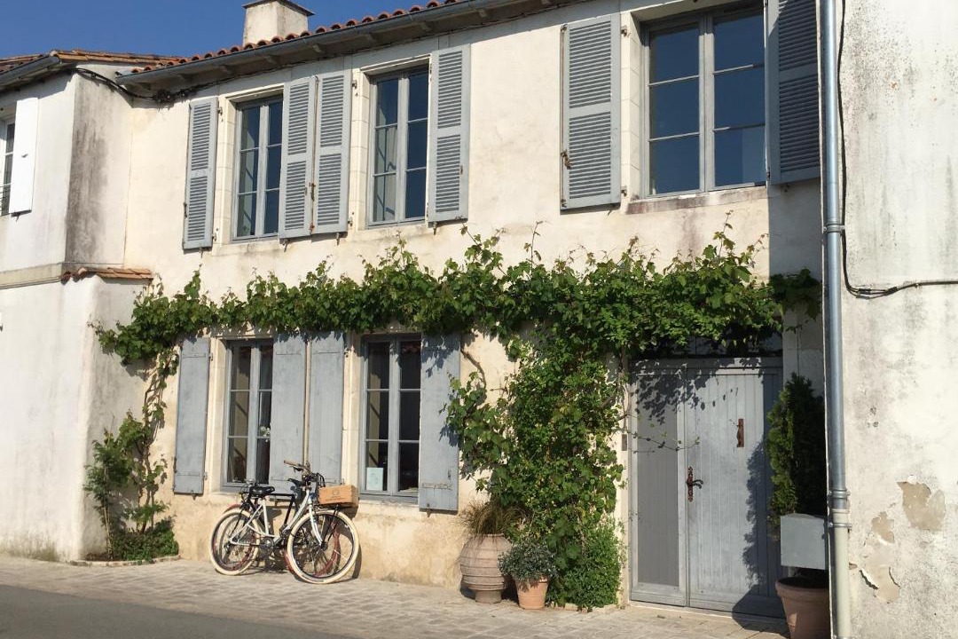 Photo of Buildings in Ars-en-Re