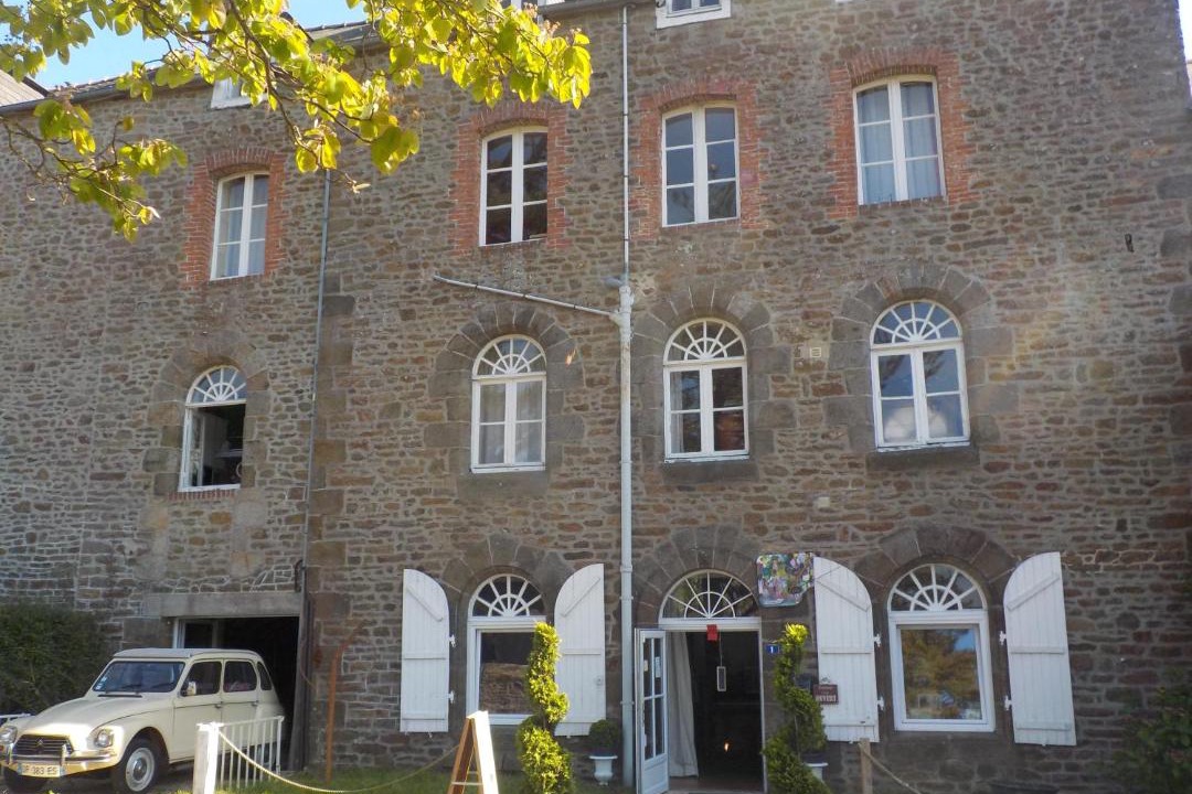 Photo of Buildings in Lanvallay