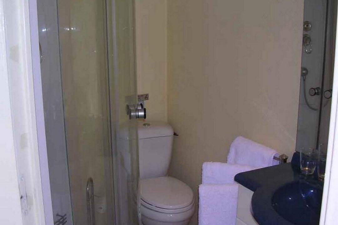 Photo of Bathroom in Dinan