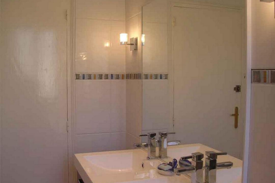 Photo of Bathroom in Dinan