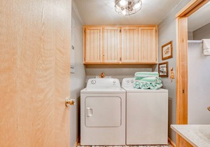 Mountain-chic getaway with a private hot tub, SHARC passes, WiFi, & four bikes