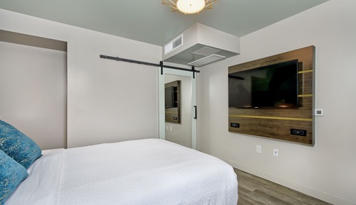 Deluxe Room, 1 King Bed, Accessible, Non Smoking