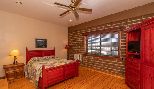 Single Queen Room - Downstairs