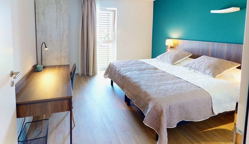 Standard Apartment, 1 Queen Bed, Accessible, Garden View