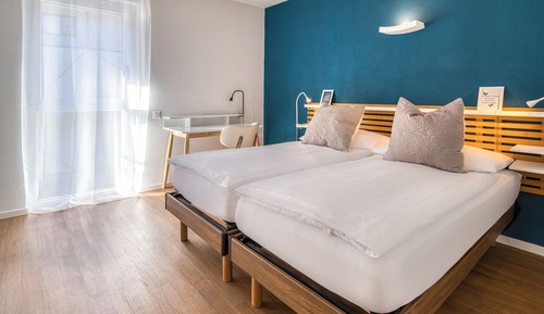 Standard Apartment, 1 Queen Bed, Accessible, Garden View