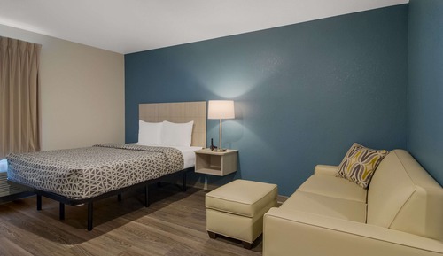 Queen Suite with Sofa/Dishwasher (Dishes/Cookware Included)