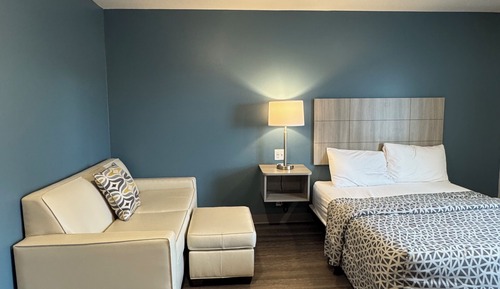 Queen Suite with Sofa Accessible