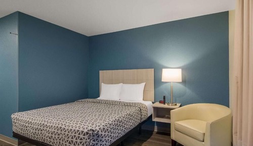 Queen Suite w/ Dishwasher (Dishes/Cookware Included)