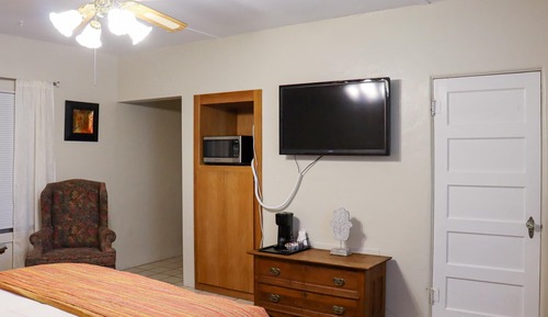 Room, 1 Queen Bed, Kitchenette, Garden View (The Bonnie Inn Unit 6)