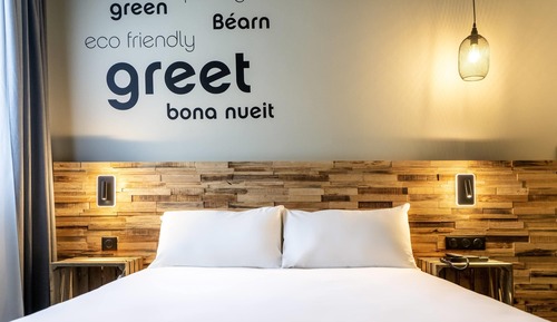 Pop room with a double bed