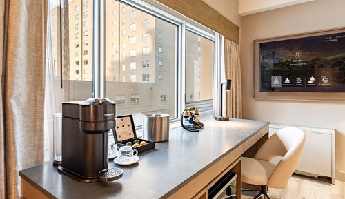 Deluxe Room, 1 King Bed, City View