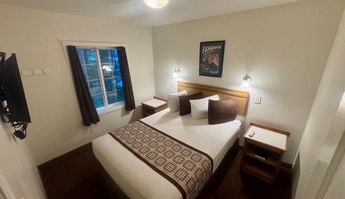 Double Room 2 Queen Beds NO PETS!