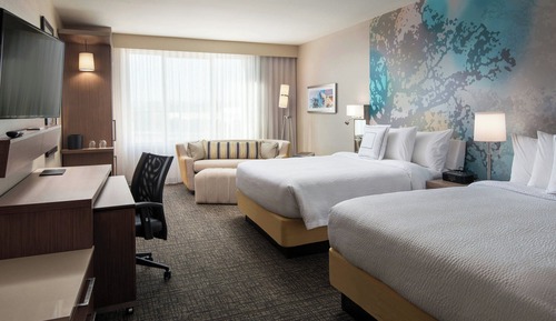 Room, Multiple Beds, Pool View