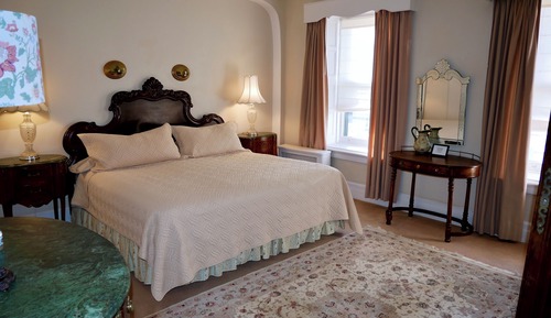 Deluxe Suite, 1 King Bed, Refrigerator & Microwave, Ground Floor